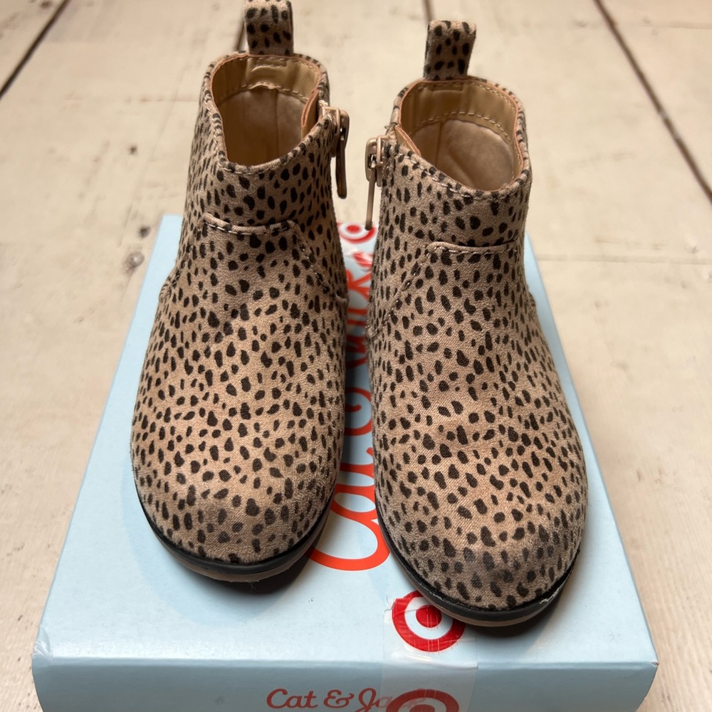 EUC. Cat & Jack. Onyx boot. Size 7.